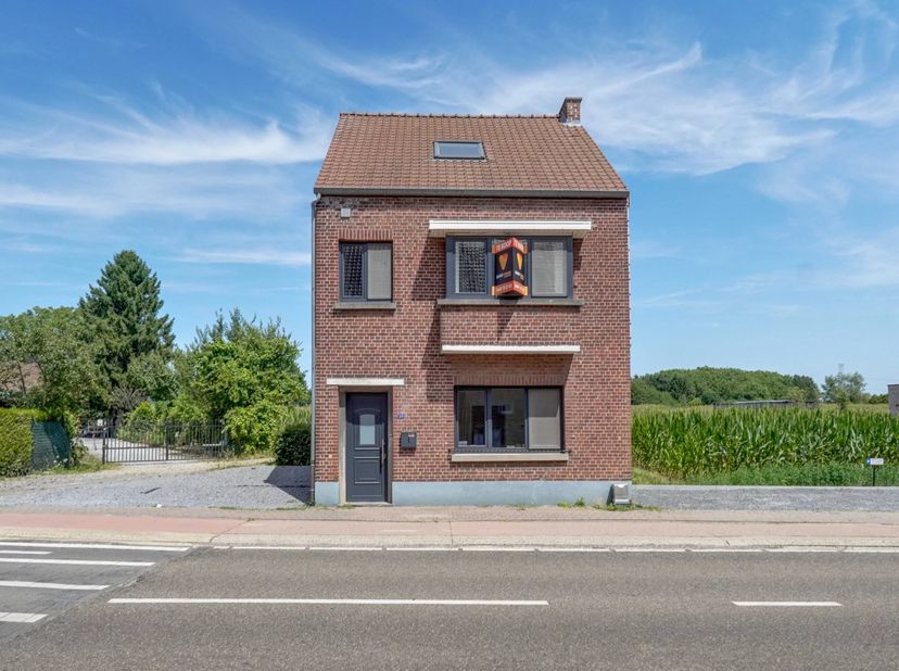Deze charmante woning, gelegen aan Maastrichterpoort 20 in Bilzen is instapklaar en centraal gelegen.<br />
De woning combineert een praktische indeli