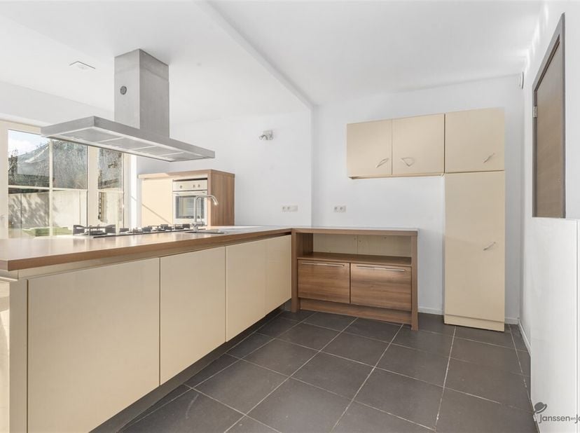 Gelegen in de rustige omgeving van Heers, aan de Truyerstraat 4A bus 1, biedt dit moderne en verzorgde appartement een bewoonbare oppervlakte van ca.