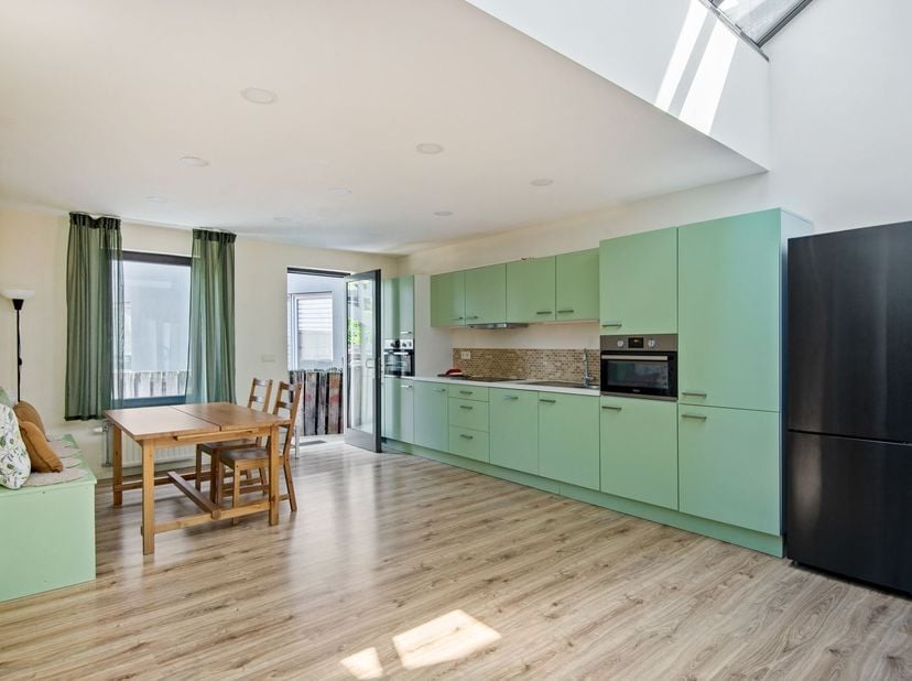 Instapklaar gelijkvloersappartement met terras en twee staanplaatsen<br />
<br />
Dit instapklare gelijkvloersappartement geniet van een gunstige li