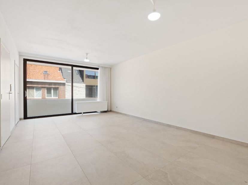 Te koop: vernieuwd appartement in de Slachtersstraat, centraal gelegen in een kleine residentie in Oostende. Dit instapklaar appartement combineert ee