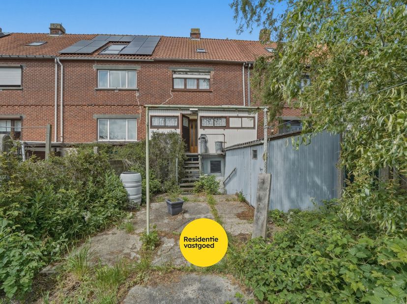 In de Vuurtorenwijk bevindt zich deze gesloten bebouwing met garage, zonnige tuin en tal van mogelijkheden voor wie op zoek is naar een renovatieproje