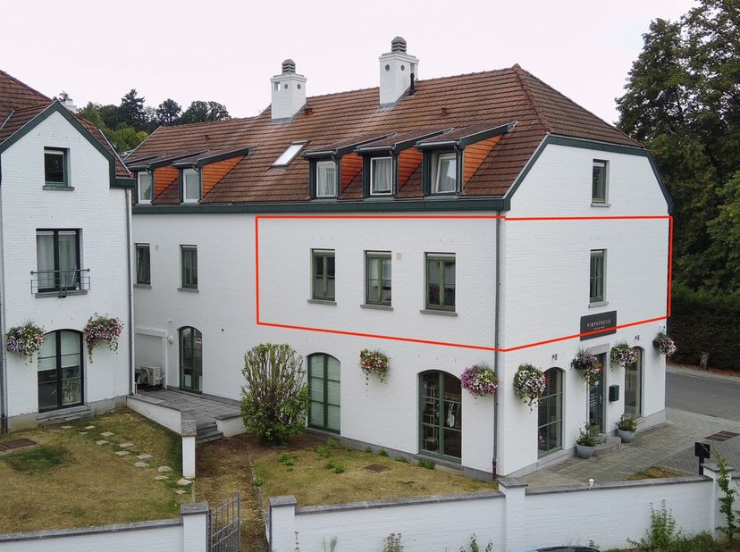 À deux pas du centre de Lasne, <br />
à proximité immédiate des commerces et facilités,<br />
agréable APPARTEMENT 2 chambres (+/- 85 m²), <br />
situ