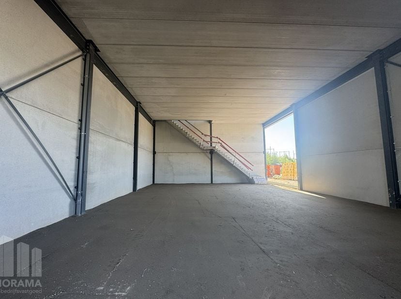Nieuwbouw KMO-unit te koop met een oppervlakte van 432&amp;nbsp;m² met 216 m² kantoorruimte en 7 privatieve parkeerplaatsen.<br />
De loods maakt deel uit
