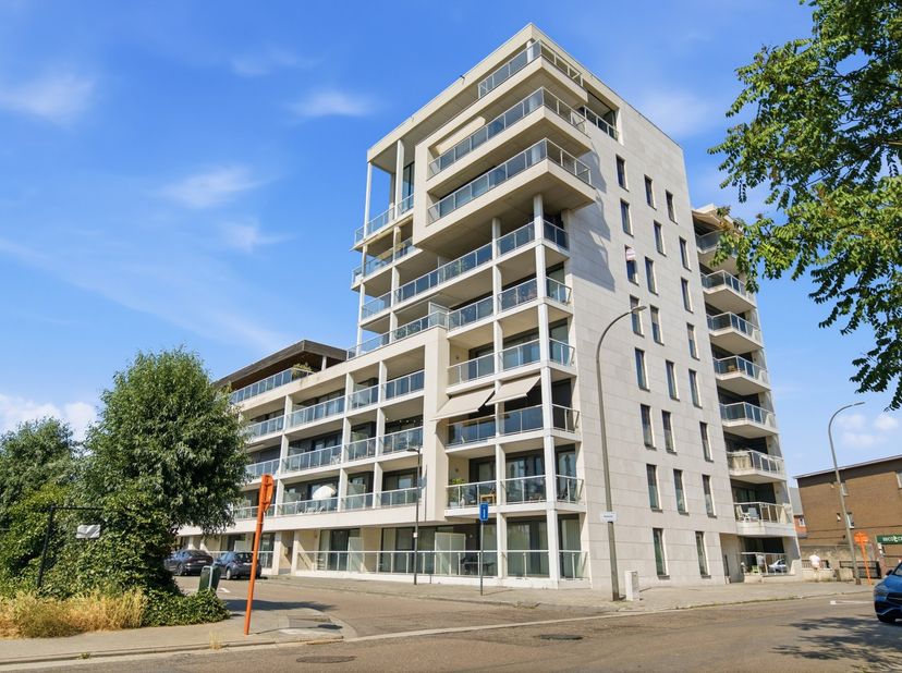 Dit moderne appartement combineert comfort en functionaliteit en is gelegen op de vijfde verdieping van een goed onderhouden gebouw, op wandelafstand