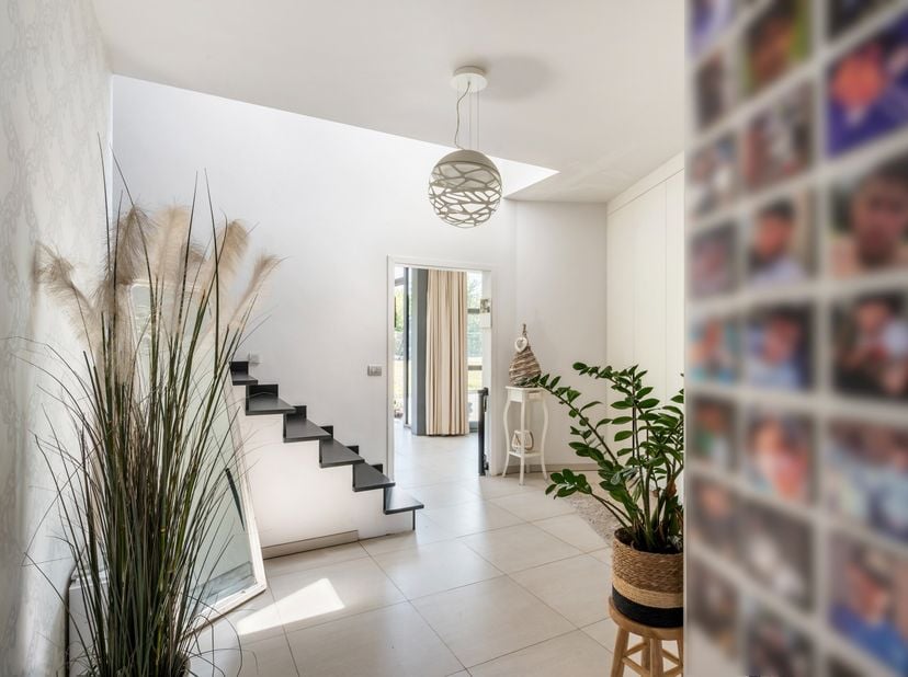 In Mol-Millegem bevindt zich deze uitzonderlijke, instapklare woning waar ruimte, comfort en luxe perfect samenkomen. De woning werd gebouwd in 2013 e