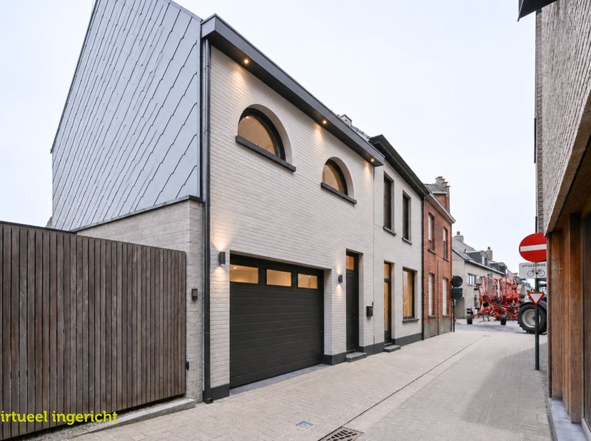 Deze karaktervolle woning uit 1910 is centraal gelegen in het centrum van Oedelem en biedt veel potentieel voor wie op zoek is naar een renovatieproje