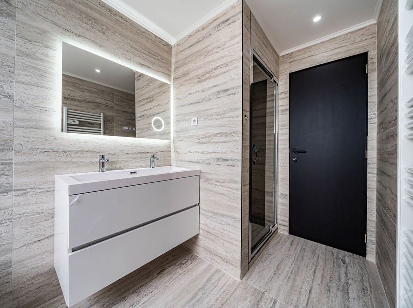 We Invest a le plaisir de vous présenter ce charmant triplex clé en main de ±120m², situé sur la Rue de Rotterdam, à l'arrière du site de Tour&amp;amp;Tax