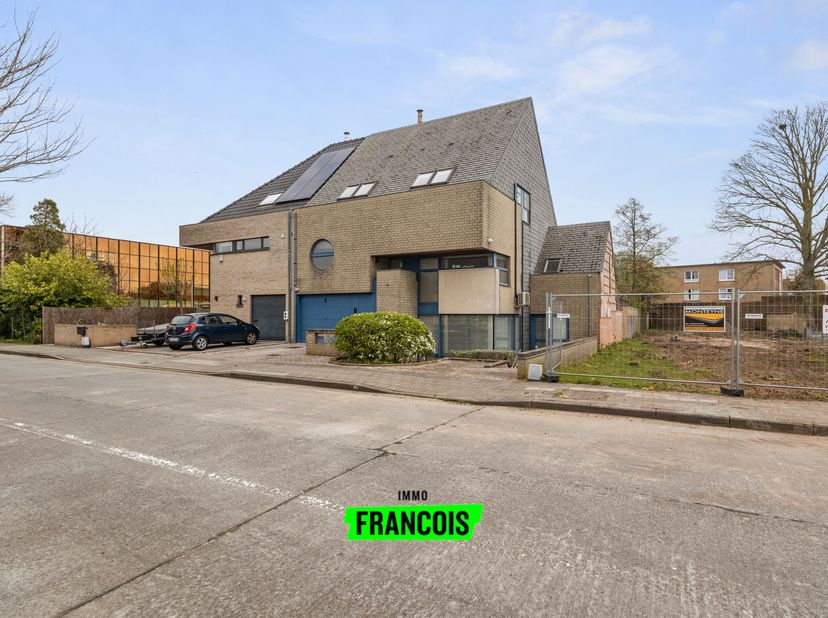 Instapklare woning met handelsruimte in Sint-Andries<br />
Ontdek deze uitzonderlijke woning met handelsruimte te koop in Sint-Andries, waar ruimte, l