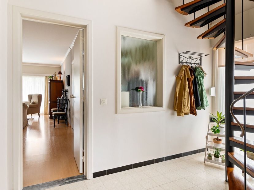 Bienvenue dans cette maison jumelée bien entretenue à Wommelgem. Cette propriété est idéalement située dans un quartier résidentiel, à proximité du ce