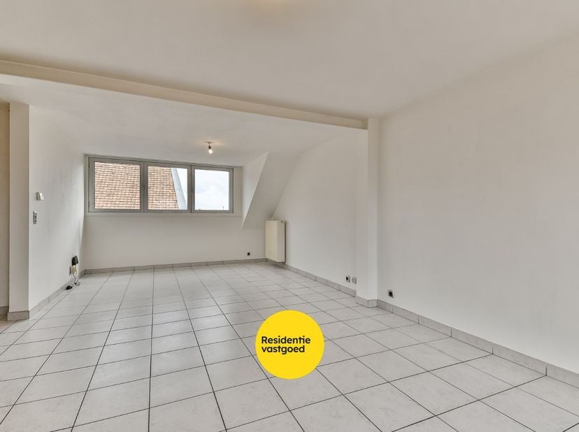 Zonnig appartement in het centrum van Oudenburg. Dit  appartement omvat een lichtrijke woonkamer, open keuken (volledig ingericht met toestellen), ber