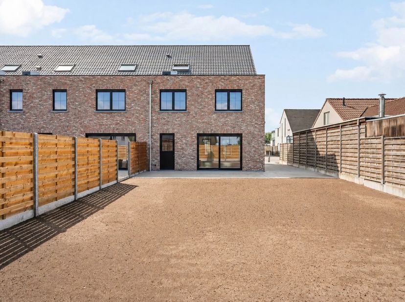 Deze energiezuinige nieuwbouwwoning geniet van een uitstekende ligging in het hart van Weelde. Gelegen in een rustige en kindvriendelijke omgeving, be