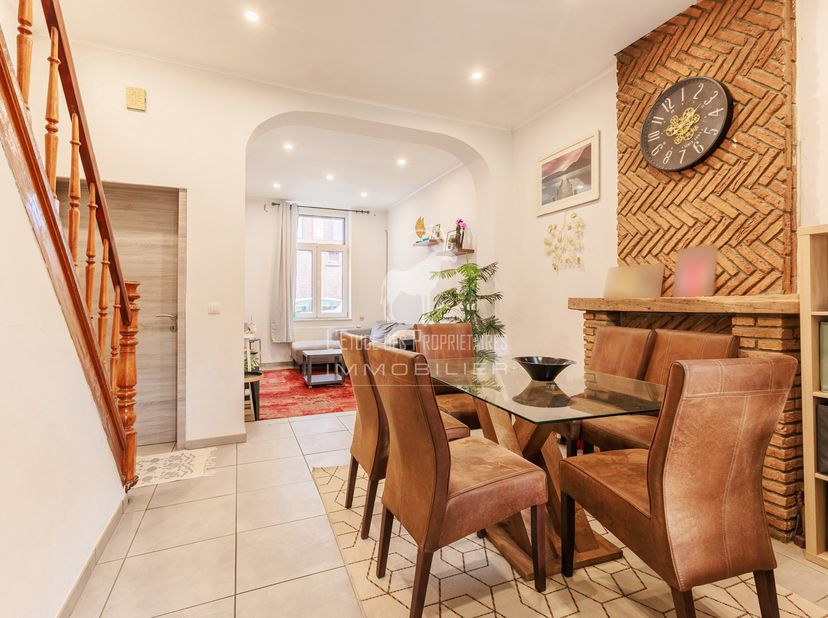 Kantoorreferentie: V6031-1822<br />
*** VIRTUEEL BEZOEK: https://envisite.net/vtour/fr/rgrfj1/frame ***<br />
Ontdek deze prachtige woning gelegen in