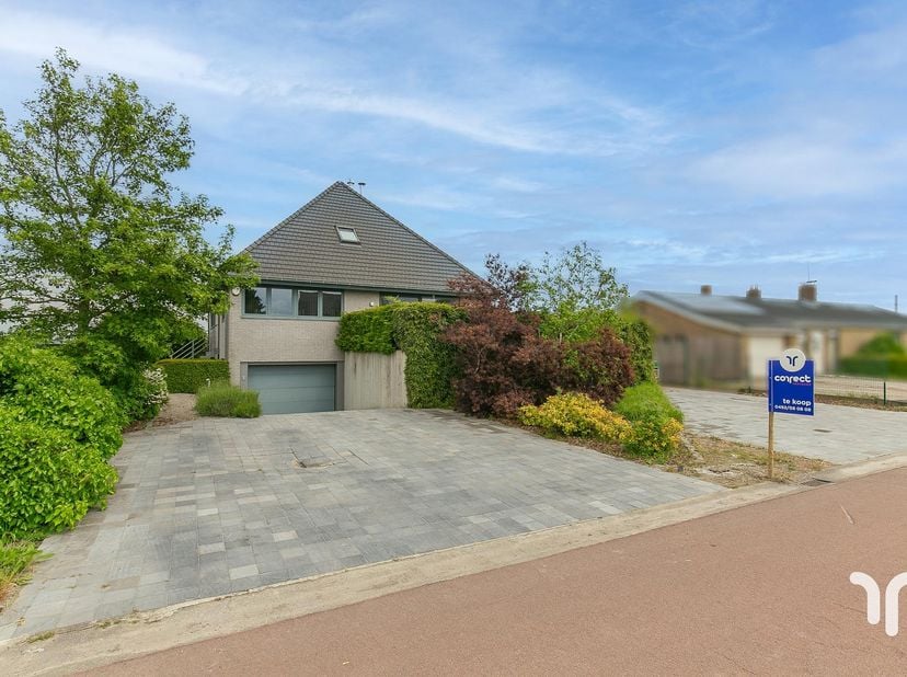 Instapklare, open bebouwing met 4 slaapkamers en prachtig open uitzicht, gelegen op een invalsweg.<br />
<br />
STARTPRIJS: Elk bod boven deze start