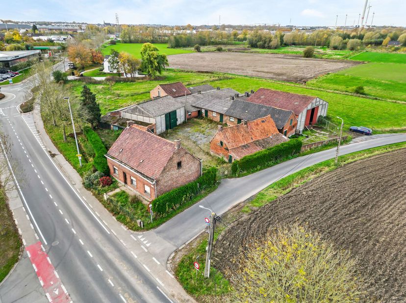 Te koop: karaktervolle hoeve met enorm potentieel op 6.308m² in een landelijke omgeving.Op een prachtig perceel van maar liefst 6.308 m² bevindt zich