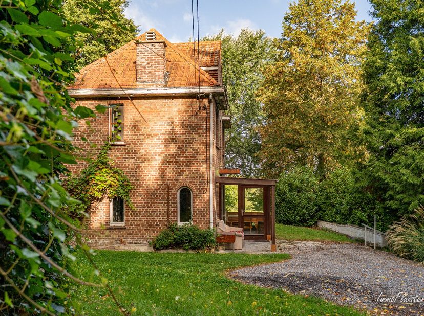Cette maison unique est située dans le village rural de Ransberg et est située sur un grand terrain d'environ 77 ares. La propriété offre une intimité