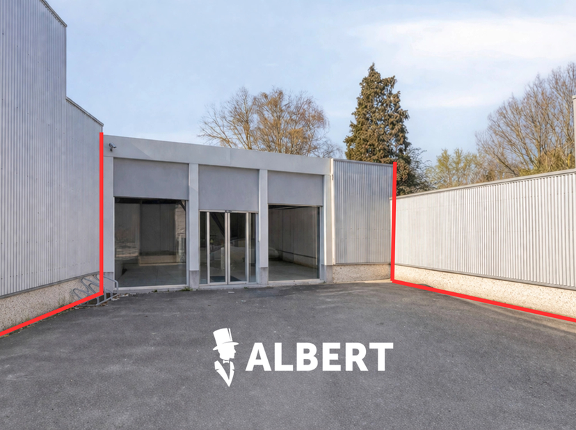 Polyvalente handelsruimtes / baanwinkel van ca. 325 m² te huur in Roeselare – topligging tussen E403 en centrum.<br />
Bent u op zoek naar een grote h