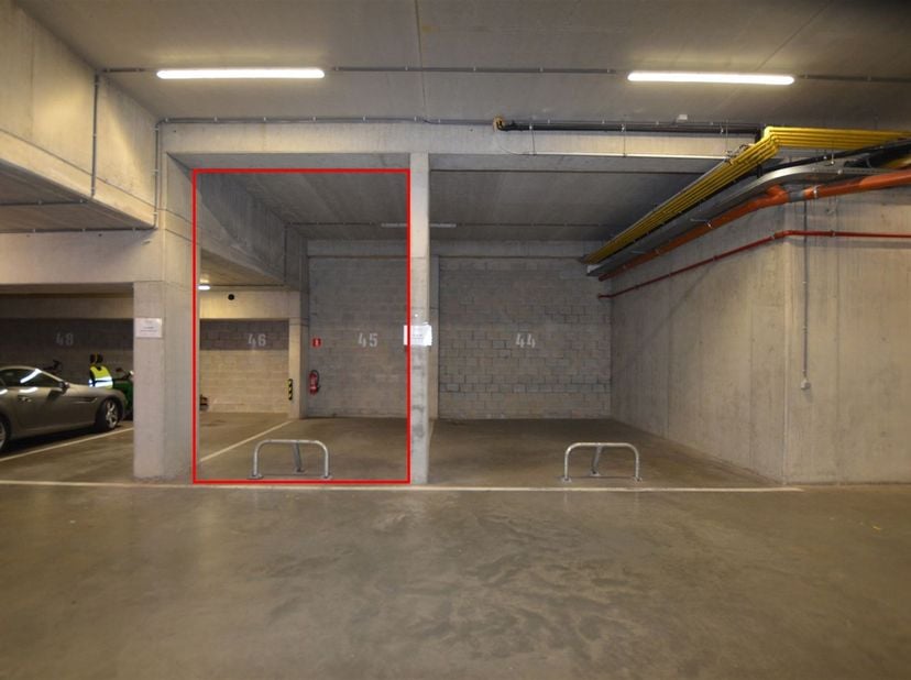 Deze ondergrondse autostaanplaats is gelegen op de -1 van 'Residentie Greenfield'.<br />
Op fietsafstand van het centrum van Hasselt met al haar faci