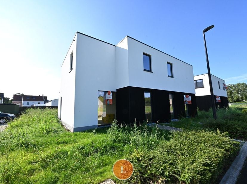 Ontdek uw droomhuis in Menen - een moderne nieuwbouwwoning met rustige ligging.<br />
<br />
Deze prachtig nieuwbouwwoning bevindt zich in de nabijhei