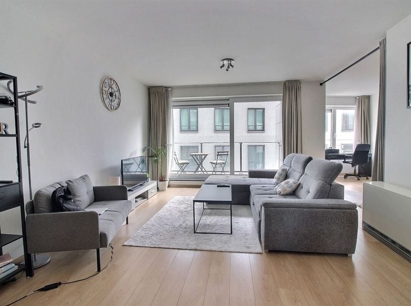 Dicht bij het De Brouckèreplein en het Rogierplein, prachtig appartement van +/- 80 m² ideaal voor een investering of een eerste aankoop, gelegen op d