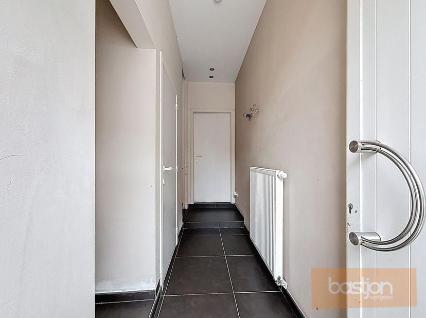 In het centrum van Marke vind je deze gezellige en instapklare woning.<br />
<br />
Via de inkomhal kom je binnen in de lichtrijke leefruimte met open