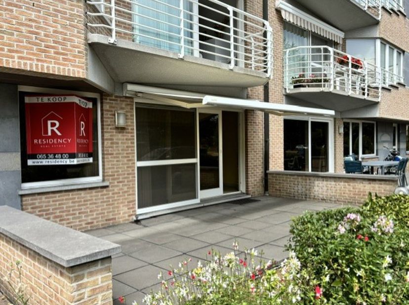 Ter Duinenlaan - Op het gelijkvloers, bieden we U dit zeer mooie appartement (2004) met twee slaapkamers aan. Het appartement beschikt over een inkomh