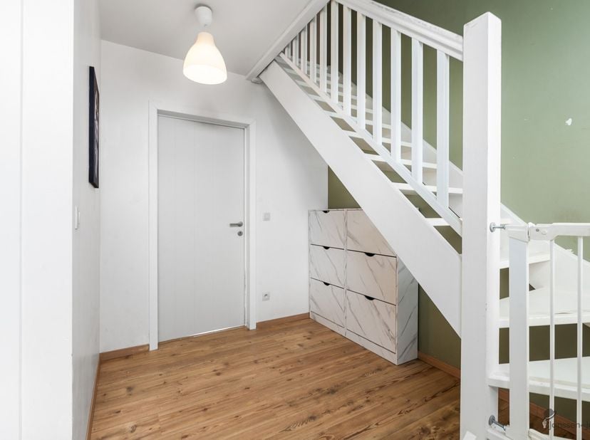 Bent u op zoek naar een instapklare woning waar hedendaags wooncomfort, energiezuinigheid en een landelijke omgeving perfect samenkomen? Dan is deze r