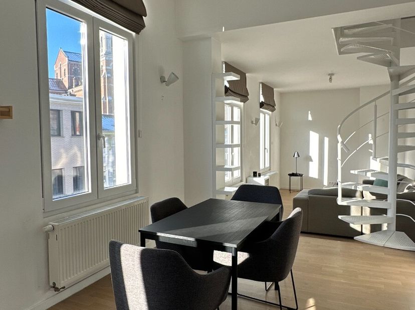 Op zoek naar een eerste stek, of een slimme investering om te verhuren op korte of lange termijn? Schitterend duplexappartement gelegen op de 2de en 3
