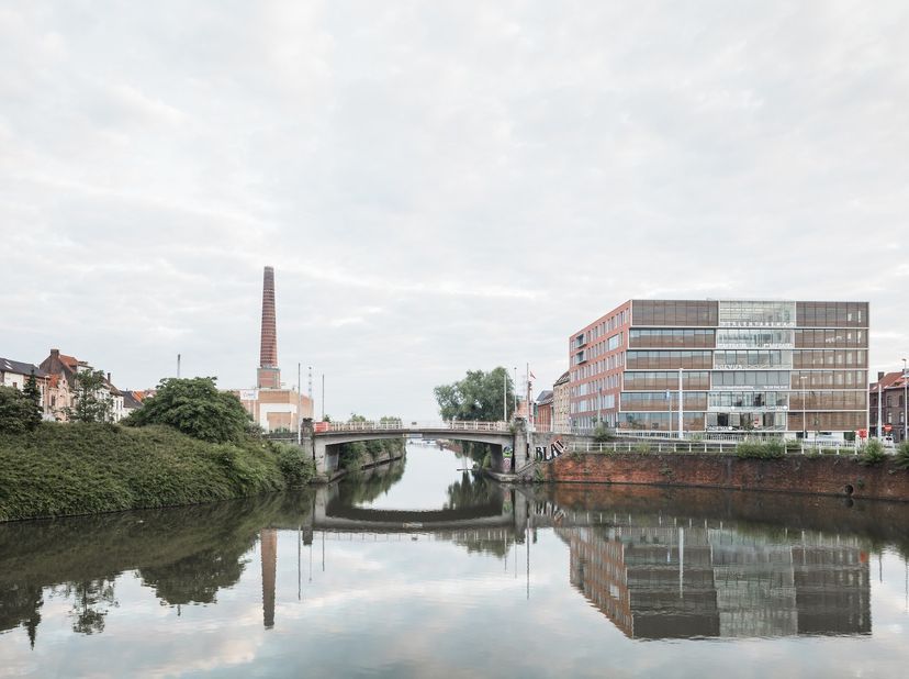 Dit businesscentrum bevindt zich op de 6e verdieping van de Quantum Building te Gent Dampoort, met een indrukwekkend zicht op het centrum van Gent. He