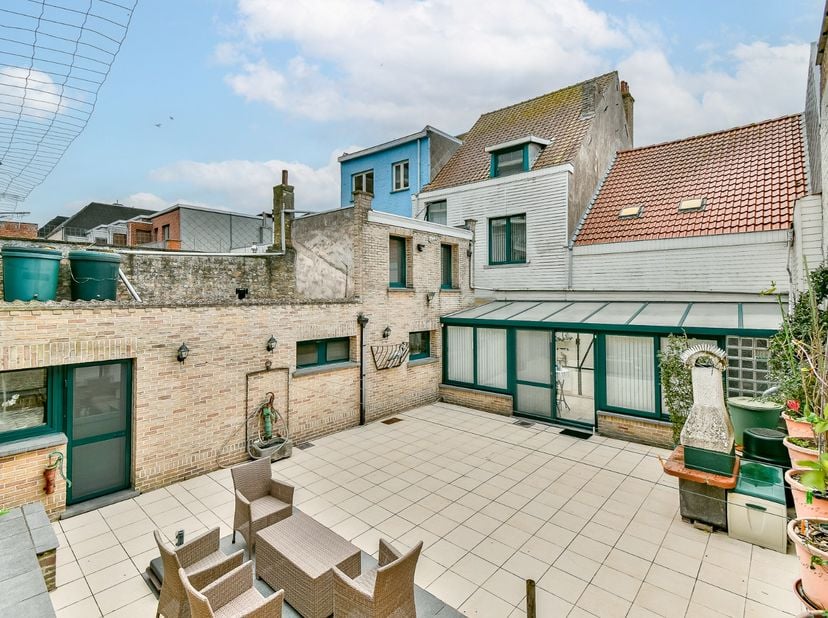 Deze bijzonder ruime woning bevindt zich in een rustige straat vlak bij het centrum van Westende-Bad en op wandelafstand van strand en zee. De verzorg
