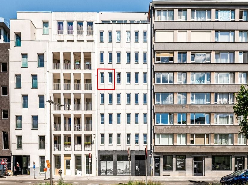 Moderne studentenkamer (18m²) met privé badkamer op toplocatie in hartje Antwerpen<br />
<br />
Ligging:<br />
Deze instapklare studentenkamer bevi