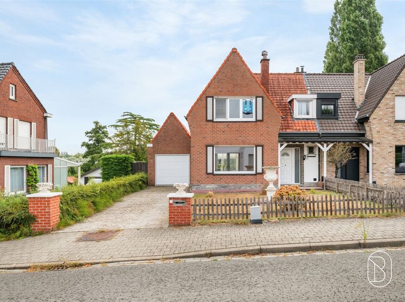 Spacieuse maison semi-ouverte avec 3 chambres et un grand jardin<br />
Cette agréable maison semi-ouverte allie espace, lumière et tranquillité à une