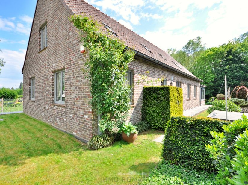Aan de voet van de Hotond, bevindt zich deze charmante villa op een toplocatie aan de stadsrand. Hier geniet u van rust, comfort en privacy, terwijl a