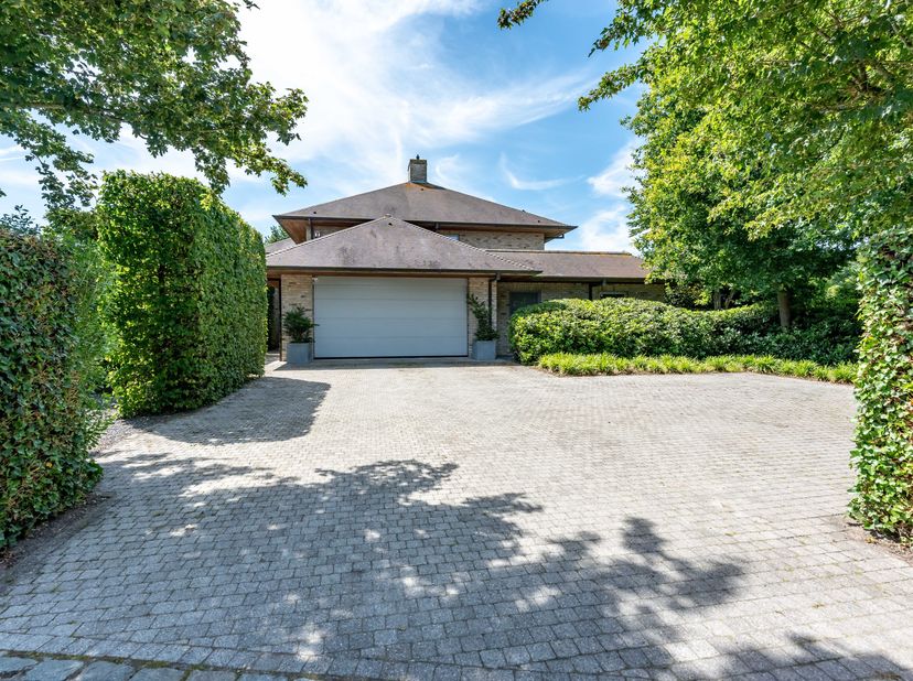 Située dans une rue calme en impasse dans la région de Damme, cette spacieuse maison familiale séduit par léquilibre parfait entre confort, accessibil