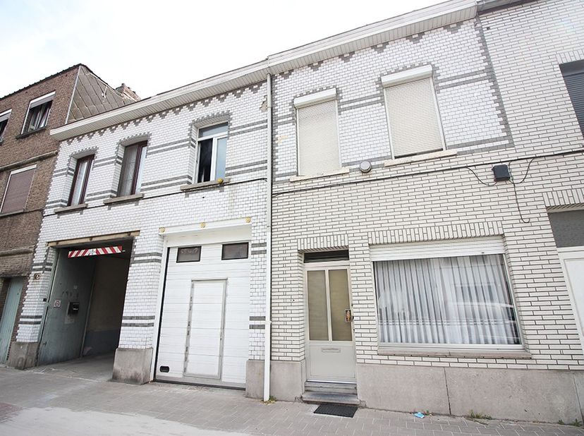 Op de Battelsesteenweg in Mechelen bevindt zich deze ruime woning met 5 slaapkamers, een tuin en een garage.<br />
De woning beschikt over een praktis