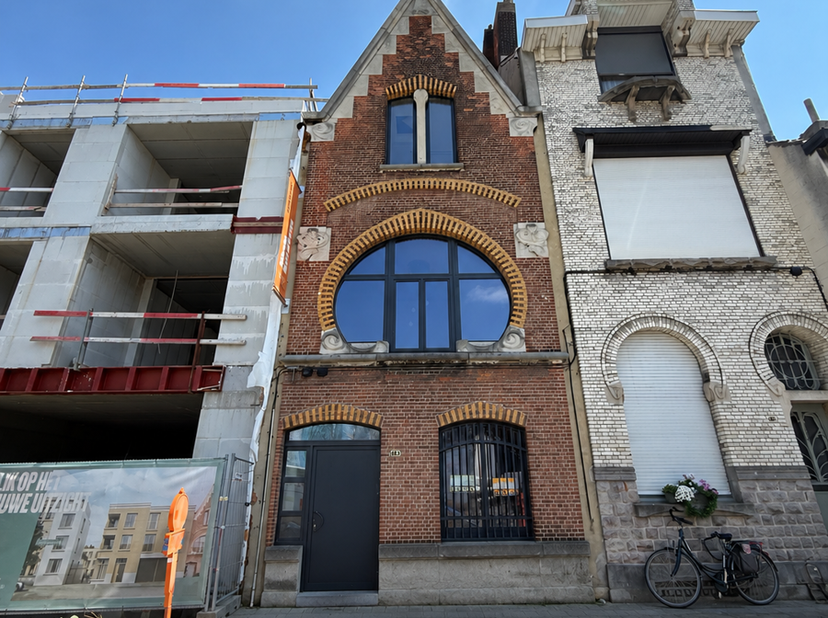 Ontdek deze verrassend ruime woning vol charme en karakter, ideaal gelegen in een rustige straat in de stad. Achter de statige gevel schuilt een huis