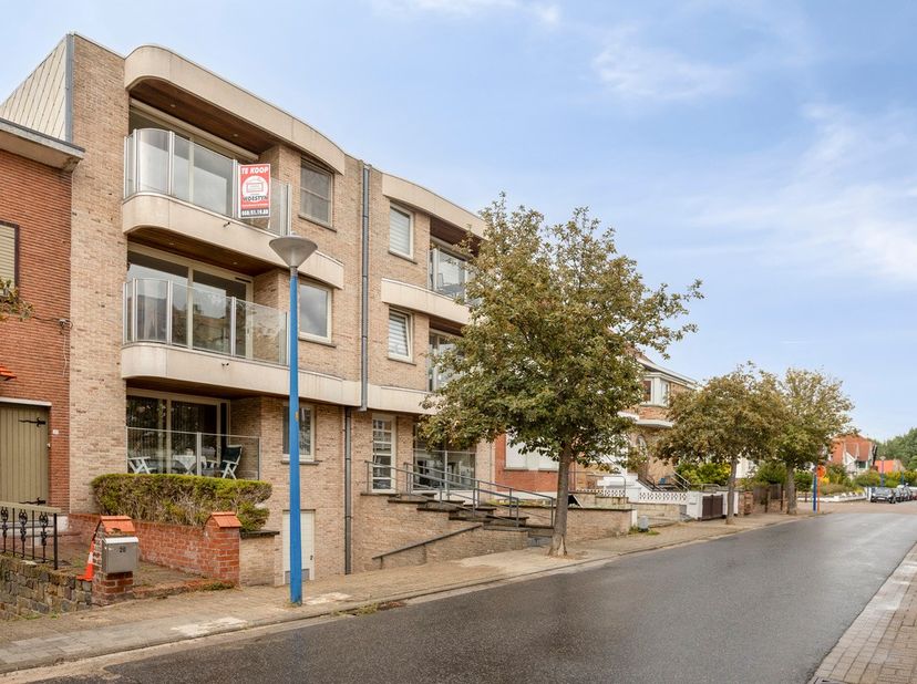 Op zoek naar een ruim en centraal gelegen appartement aan de Belgische kust? Dit aangename 2-slaapkamerappartement bevindt zich in het hart van Koksij