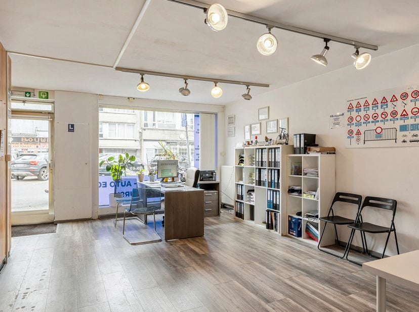 Bien professionnel à vendre
                    à 2100 Deurne