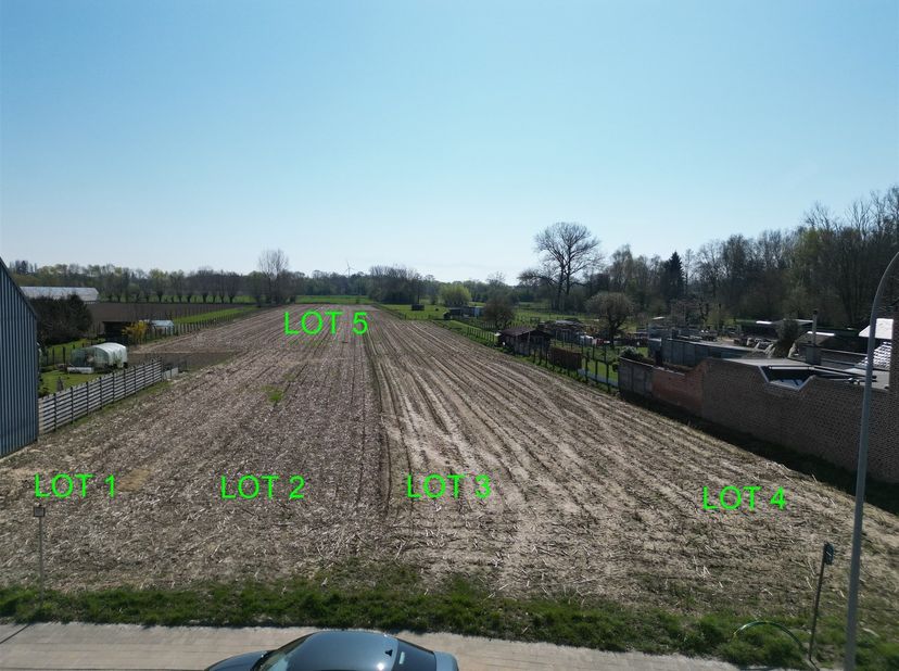 In een strategisch gelegen zijweg van de grote baan hebben wij deze bouwgrond (lot 2) te koop. <br />
Erpe is zeer goed gelegen in de omtrek rond de