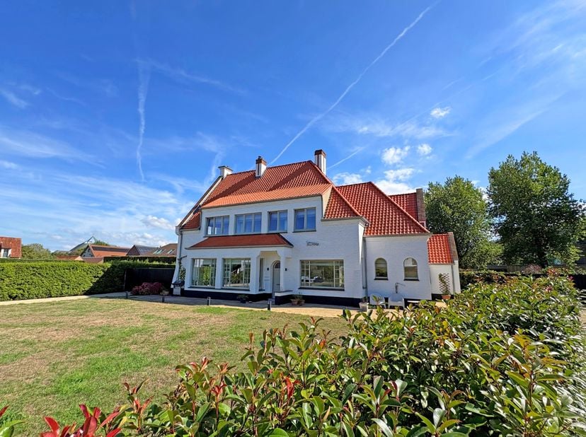 Op slechts 700 m van het strand en op wandelafstand van het centrum van Koksijde bevindt zich deze stijlvolle, recent gerenoveerde villa op een mooi p