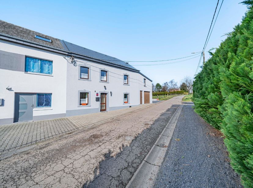 ERA Blux biedt u dit aangename huis aan, ideaal gelegen in Bras, gemeente Bastogne, in een rustige en groene omgeving, maar toch dicht bij voorziening