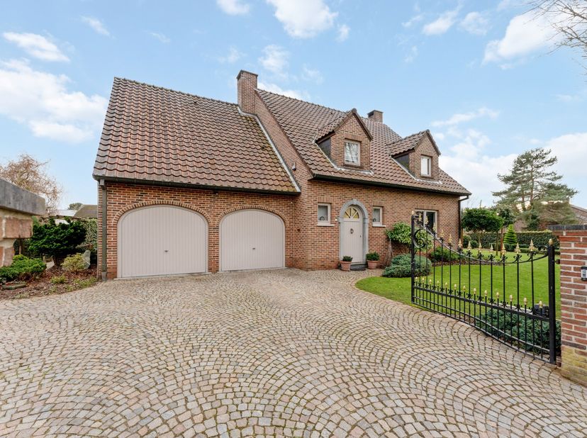 Welkom in deze instapklare en uitstekend onderhouden gezinswoning op een prachtig groen perceel van 908m², gelegen in een rustige en residentiële stra