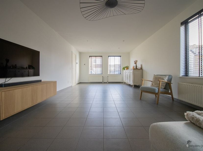 HOB met 3 slaapkamers en uitpandige garage op 501 m². <br />
Gelijkvloers: <br />
Inkomhal met apart toilet. <br />
Woonkamer van 35 m² op keramische
