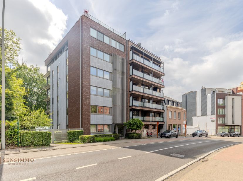 Dit luxueus en ruim afgewerkt appartement van 147 m² bevindt zich op de eerste verdieping van residentie “Pierre-Henri” op een absolute toplocatie aan