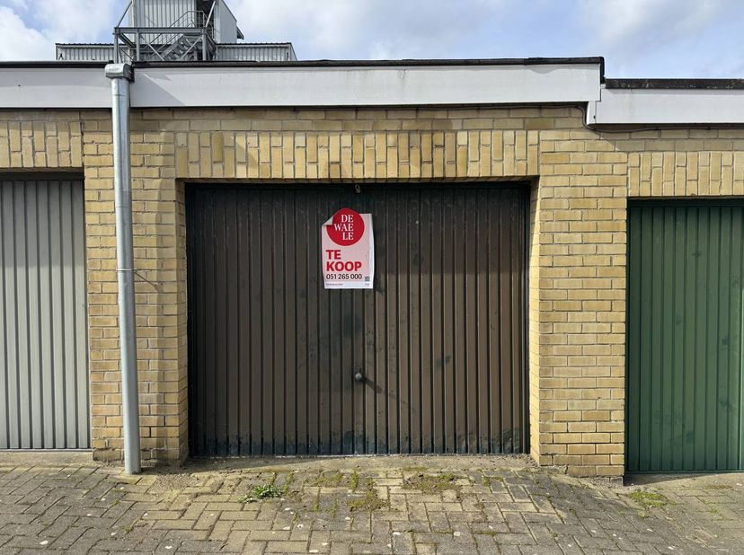 Garage te koop in Glazeniersstraat 49,
                    8800 Roeselare