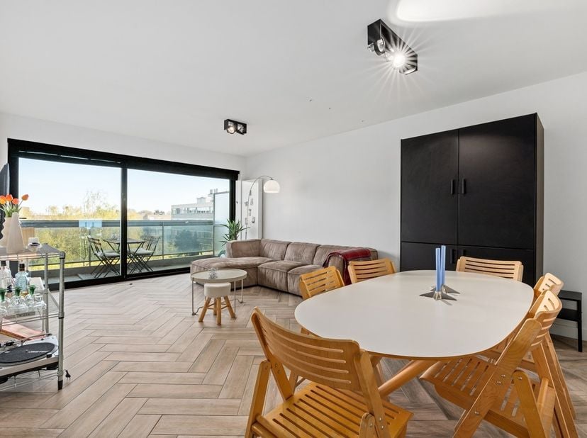 C'est avec beaucoup de passion, de connaissances et de compétences que cet appartement entièrement rénové (90m²) a fait l'objet d'une rénovation de gr