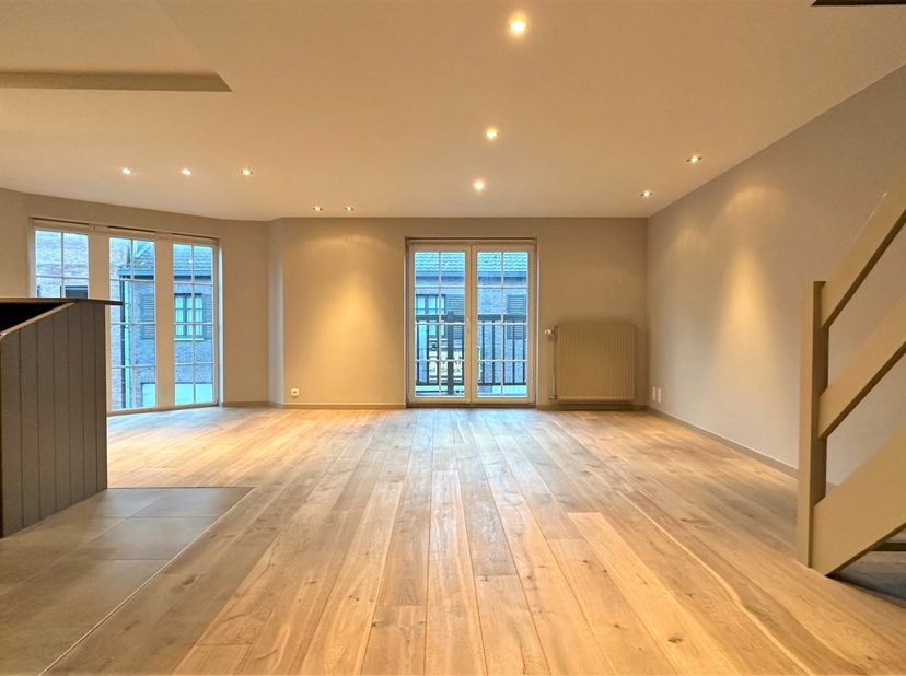 Op zoek naar een perfect onderhouden appartement op een centrale ligging? Dit instapklare duplex-appartement in residentie De Zwaan combineert comfort