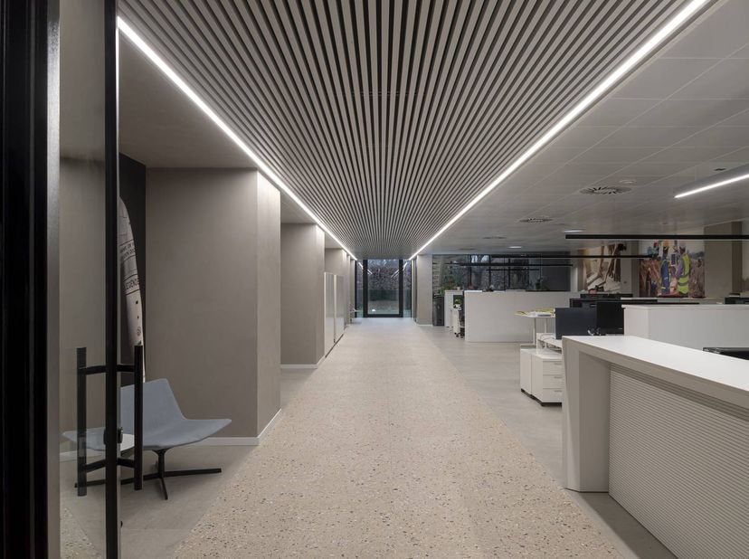 Cette spacieuse propriété commerciale bénéficie d'un emplacement de choix en termes de visibilité, le long de la très fréquentée Torhoutsesteenweg à Z