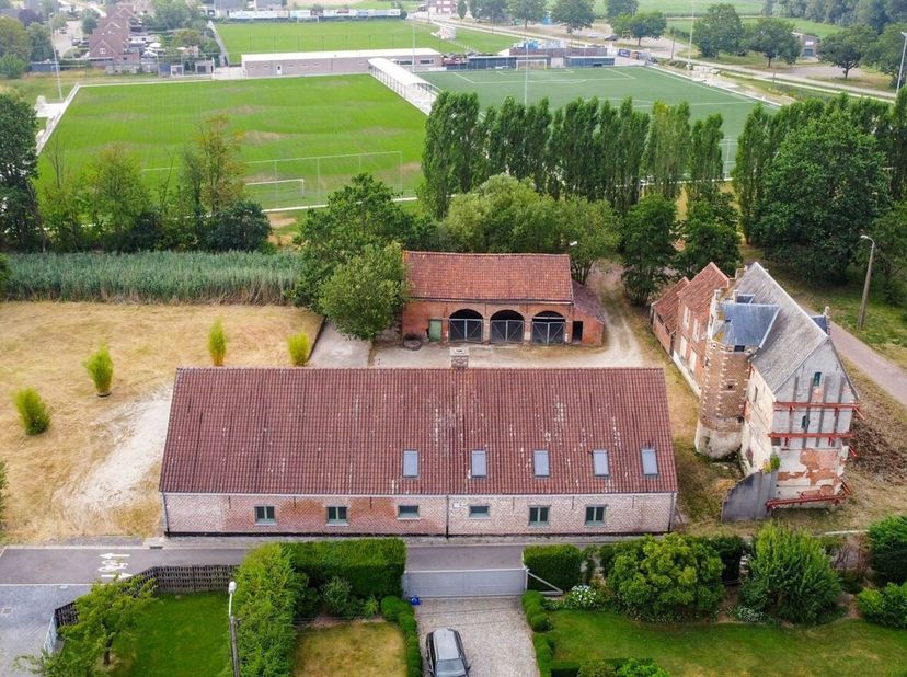 Midden in een groene, rustige omgeving ligt een uitzonderlijke erfgoedsite die wacht op een nieuwe invulling. De Schranshoeve biedt een zeldzame combi