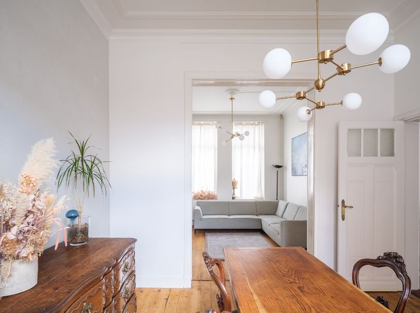 Karaktervolle burgerwoning met onder meer vijf volwaardige slaapkamers, drie badkamers én een studio in het souterrain, gelegen in het centrum van Gen