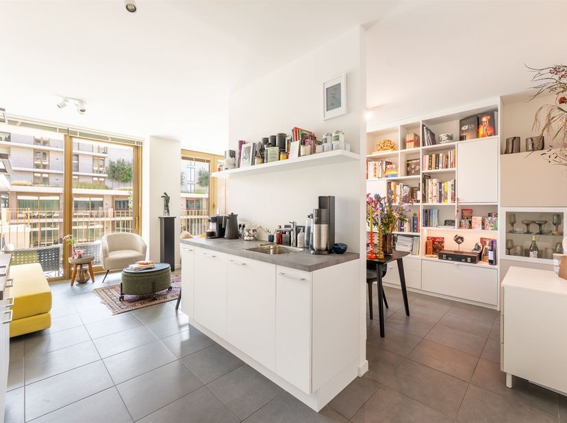 Deze lichtrijke studio is gelegen op de 3de verdieping van een nieuw gebouw (bj 2022) in de Regattawijk op Linkeroever. Op wandelafstand vindt u versc